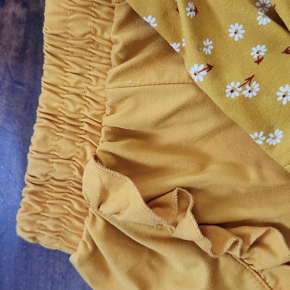 Btween Yellow Floral Smocked Top and Shorts Set 5t - Picture 4 of 4
